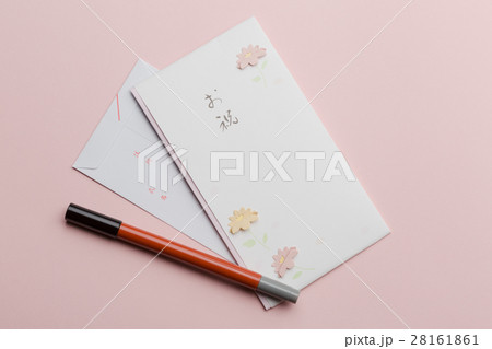 卒業、入学、就職などの門出にご祝儀袋でお祝いを 28161861