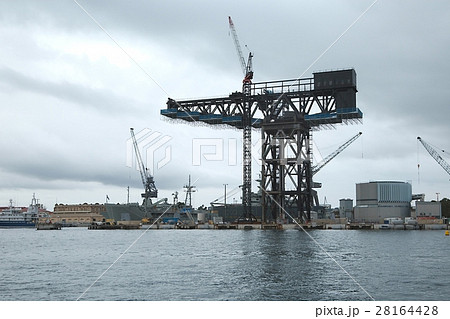 Dock with cranes 28164428