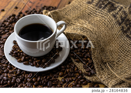 【カフェイメージ】コーヒー豆とコーヒーカップ 【カフェイメージ】コーヒー豆とコーヒーカップ 28164836