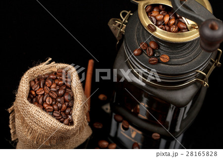 Beans, manual mill on sacking glossy table 28165828