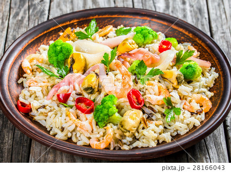 wild rice with seafood and broccoli 28166043