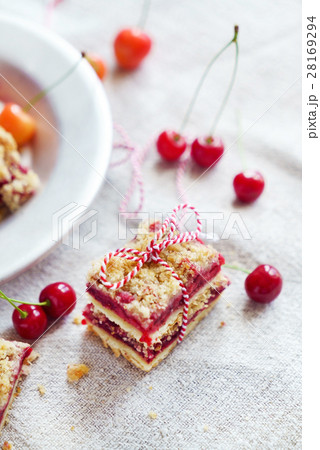 cherry cake 28169294