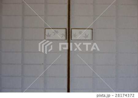 妙心寺退蔵院、方丈の障子。引手に椛 28174372