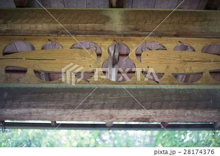 妙心寺退蔵院、陰陽の庭への門の欄間にかわいい瓢鮎図 28174376