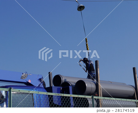 トラック荷積み　落下防止安全帯装着　作業者アップ 28174519