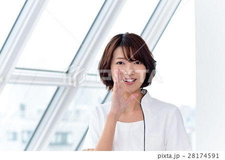 若い女性、エステティシャン、受付、ご案内 若い女性、エステティシャン、受付、ご案内 28174591