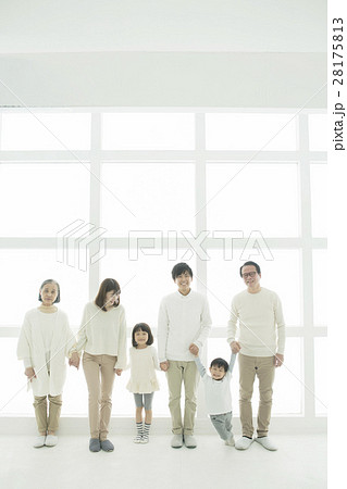 笑顔の3世代家族 28175813