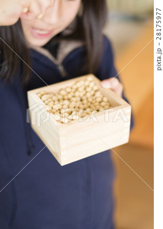 節分イメージ(子ども 豆まき) 節分イメージ(子ども 豆まき) 28175977