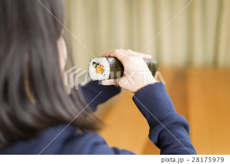 節分イメージ（子ども 恵方巻き） 28175979