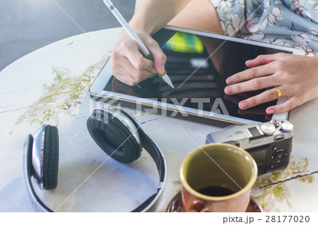business female working with laptop coffee 28177020