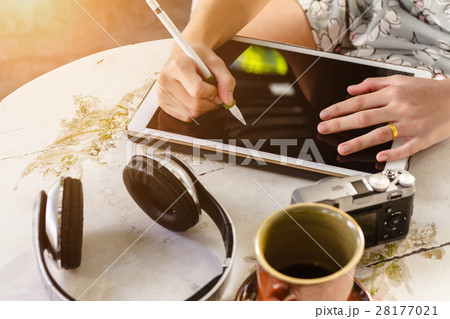 business female working with laptop coffee 28177021