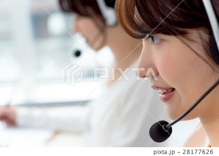 若い女性、2人、ビジネスウーマン、オペレーター 若い女性、2人、ビジネスウーマン、オペレーター 28177626
