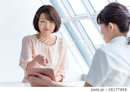 若い女性、お客様 若い女性、お客様 28177868