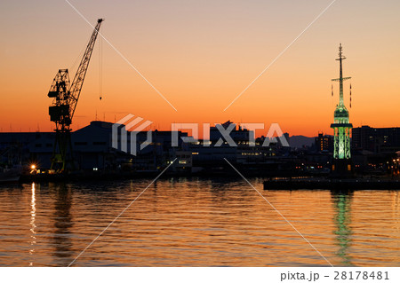 中突堤から見る夕暮れの旧神戸港信号所 28178481