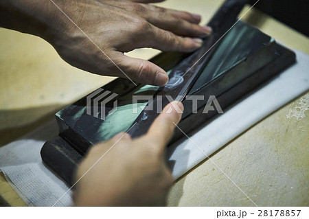 包丁を研ぐ職人 包丁を研ぐ職人 28178857
