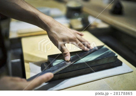 包丁を研ぐ職人 包丁を研ぐ職人 28178865