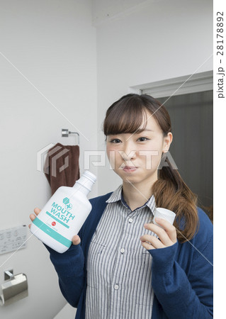 マウスウォッシュを使う女性　ポートレート 28178892