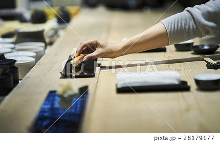 寿司を食べる　手元 28179177