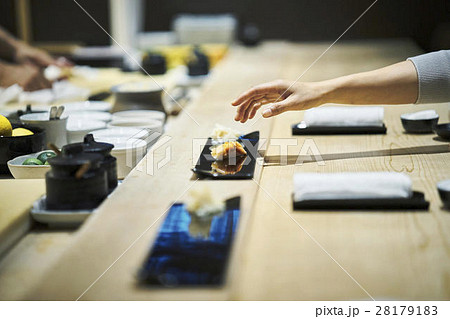 寿司を食べる　手元 28179183