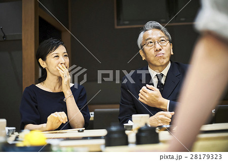 お鮨を楽しむ夫婦 28179323