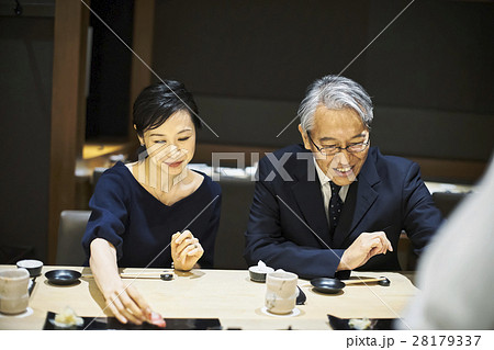 お鮨を楽しむ夫婦 28179337