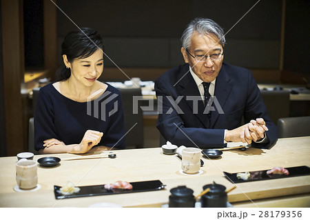 お鮨を楽しむ夫婦 28179356
