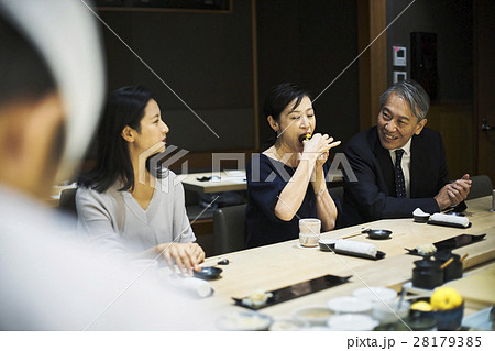 お鮨を楽しむ家族 28179385