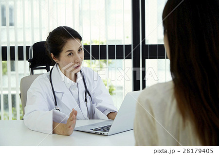 女医診察問診シーン 28179405