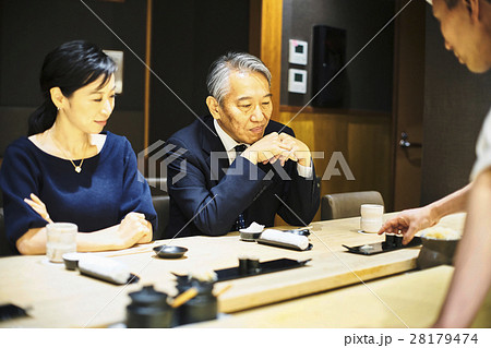 お鮨を楽しむ夫婦 28179474