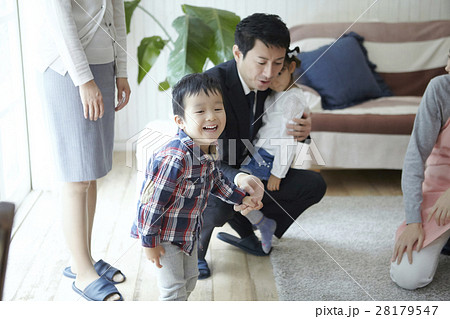 ベビーシッターと子供と両親 ベビーシッターと子供と両親 28179547