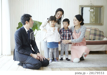 ベビーシッターと子供と両親 28179553