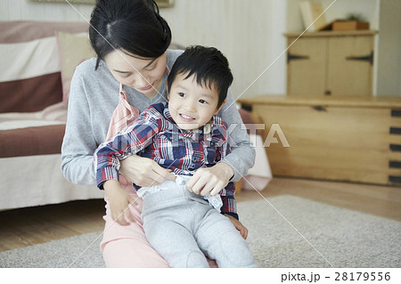 ベビーシッターと子供 ベビーシッターと子供 28179556