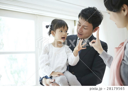 ベビーシッターと子供とお父さん 28179565