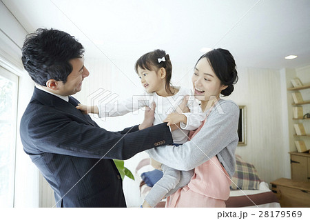 ベビーシッターと子供とお父さん ベビーシッターと子供とお父さん 28179569