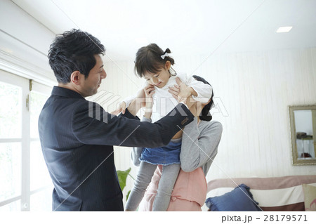 ベビーシッターと子供とお父さん 28179571