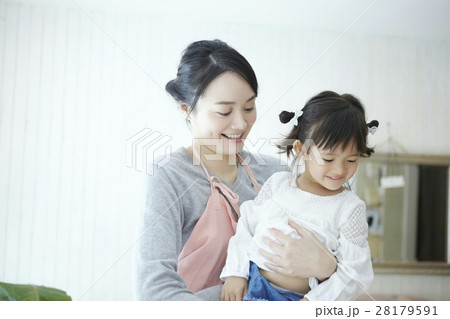 ベビーシッターと子供 28179591