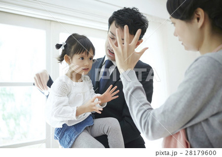 ベビーシッターと子供とお父さん ベビーシッターと子供とお父さん 28179600