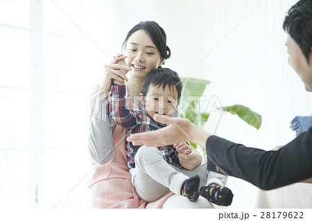 ベビーシッターと子供とお父さん 28179622