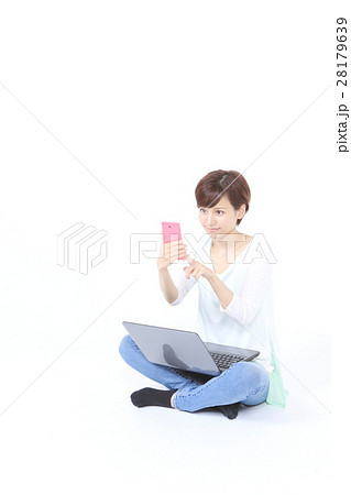 スマホとPCと若い女性 28179639