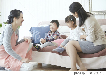 ベビーシッターと子供とワーキングマザー 28179640