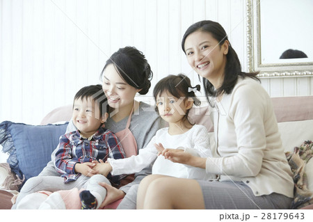 ベビーシッターと子供とワーキングマザー ベビーシッターと子供とワーキングマザー 28179643