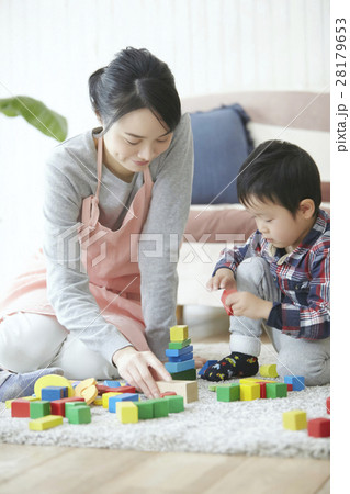 ベビーシッターと子供 ベビーシッターと子供 28179653