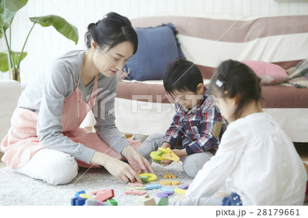 ベビーシッターと子供 28179661