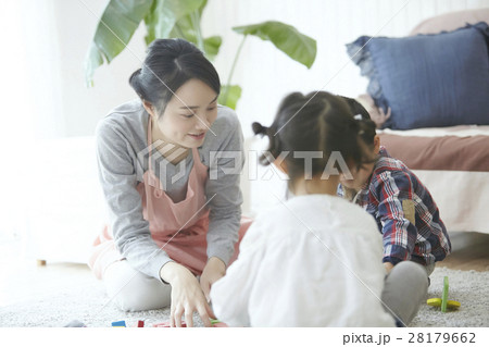 ベビーシッターと子供 28179662