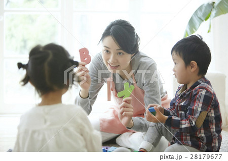 ベビーシッターと子供 28179677