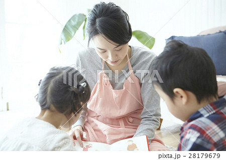 ベビーシッターと子供 28179679