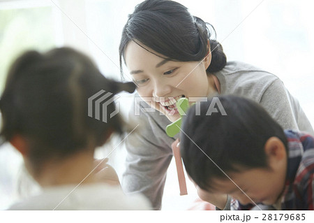 ベビーシッターと子供 28179685