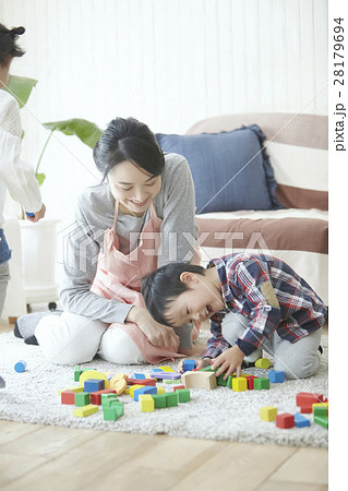 ベビーシッターと子供 28179694