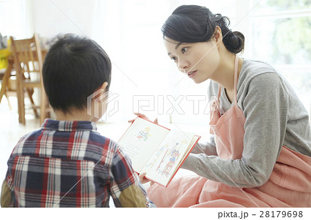 ベビーシッター　読み聞かせ 28179698