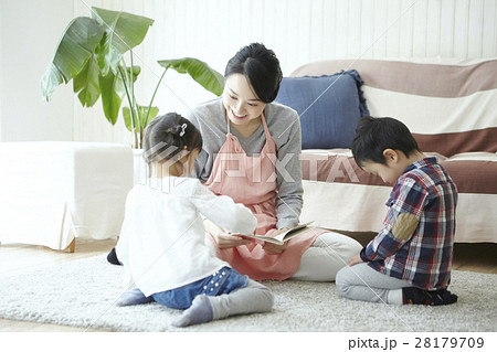 ベビーシッター　読み聞かせ 28179709